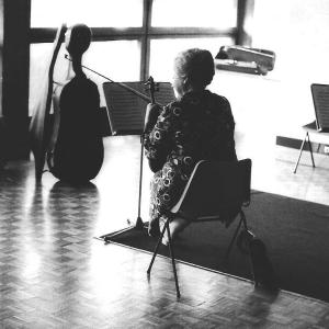 Flora Elphège et un étui de violoncelle, probablement celui de Claude Burgos